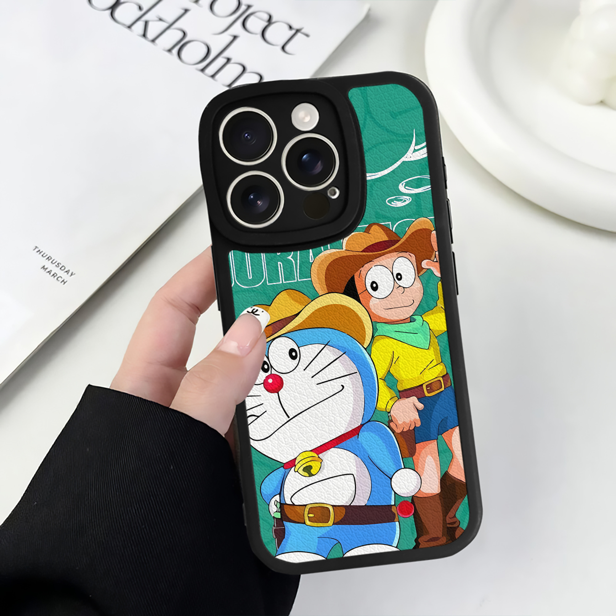 （画像用） ドラえもん Doraemon 【iPhone 16シリーズ対応】シリコンスマホケース（レザー調） 材質：シリコン